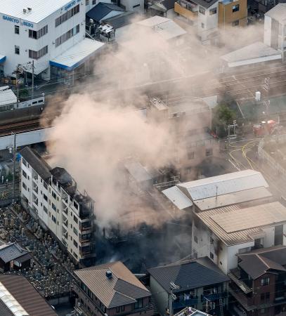 大阪市東淀川区の工場火災現場＝２８日午後６時４５分（共同通信社ヘリから）
