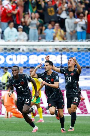 南アフリカ―カナダ　後半終了間際、決勝ゴールを決め駆け出すカナダのエウスタキオ（中央）＝ロサンゼルス（共同）