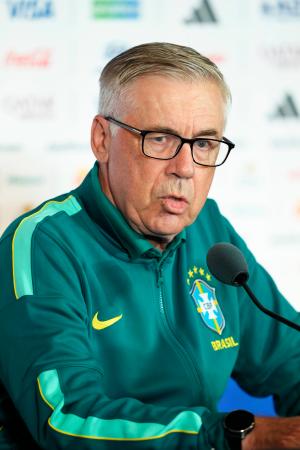 日本戦を前に記者会見するブラジル代表のアンチェロッティ監督＝２８日、ヒューストン（共同）