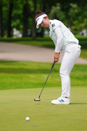 最終ラウンド、４番でパットを放つ山下美夢有。通算５アンダーで１２位＝ヘーゼルティンナショナルＧＣ（共同）