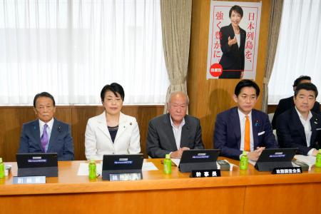 自民党の臨時総務会に臨む（左から）麻生副総裁、有村総務会長、鈴木幹事長、小林政調会長ら＝２９日正午ごろ、東京・永田町の党本部