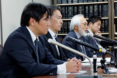 弁論後に記者会見する（手前から）相嶋静夫さんの次男、長男ら＝２９日午後、東京・霞が関の司法記者クラブ