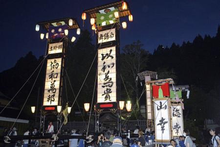 石川県七尾市の「能登島向田の火祭」で並んだ巨大な灯籠「キリコ」＝２０２４年７月