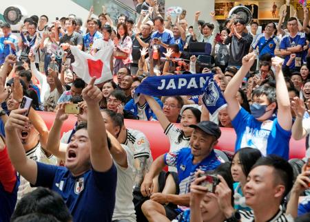 　サッカーＷ杯日本戦の観戦会で盛り上がる香港人サポーターら＝２１日、香港（共同）