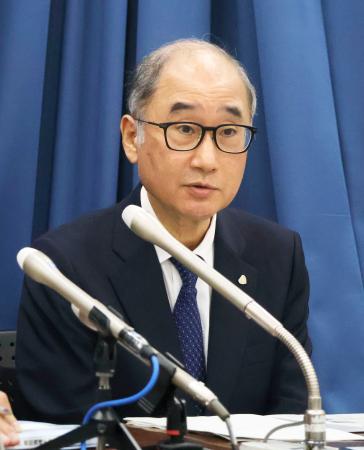記者会見する埼玉県立小児医療センターの岡明病院長＝２９日午後、埼玉県庁
