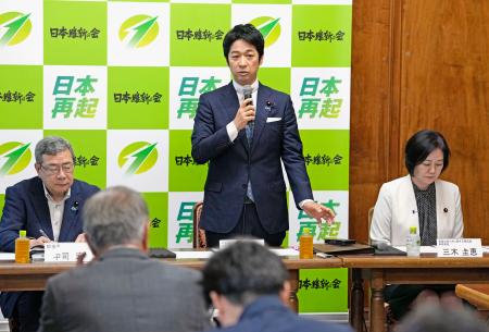 　皇室典範改正案などを審査する日本維新の会の党会合で、あいさつする藤田共同代表＝２９日午後、国会