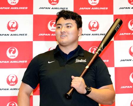 米国から帰国し、取材に応じる米スタンフォード大の佐々木麟太郎内野手＝２９日、羽田空港
