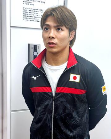 帰国し取材に応じる柔道男子の阿部一二三＝２９日、羽田空港