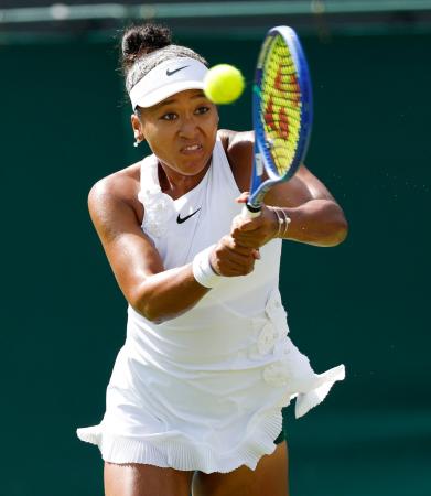 女子シングルス１回戦でプレーする大坂なおみ＝ウィンブルドン（共同）