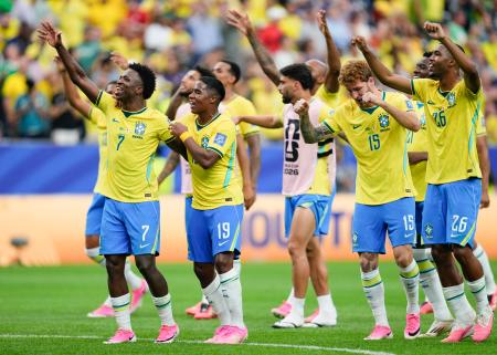 日本に逆転勝ちし喜ぶビニシウス（左端）らブラジルの選手たち＝ヒューストン（共同）