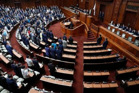 日本国旗損壊罪法案を可決した衆院本会議。全ての野党が欠席した＝３０日午後