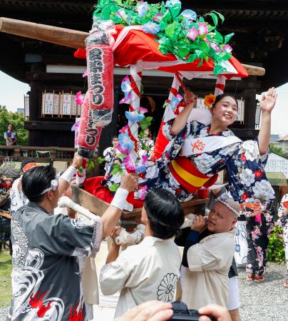 「愛染まつり」で、かごから見物客に手を振る愛染娘=30日午後、大阪市