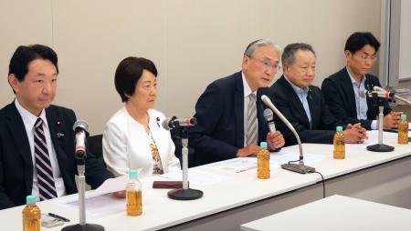 記者会見で発言する「中国による人権侵害を究明し行動する議員連盟」の古屋圭司会長（中央）ら＝３０日午後、国会