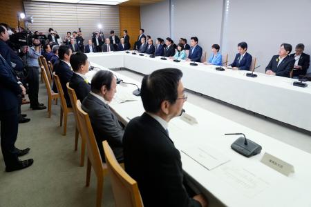月例経済報告等に関する関係閣僚会議＝３０日午後、首相官邸