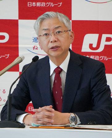 定例記者会見に臨む日本郵政の根岸一行社長＝３０日午後、東京都千代田区