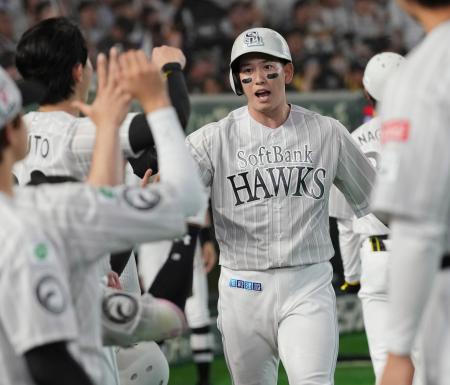 ７回、本塁打を放ちナインに迎えられるソフトバンク・栗原＝東京ドーム