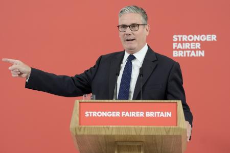 ３０日、英南部で演説するスターマー首相（ＡＰ＝共同）