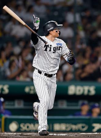 １０回阪神１死、森下が左越えにサヨナラ本塁打を放つ＝甲子園