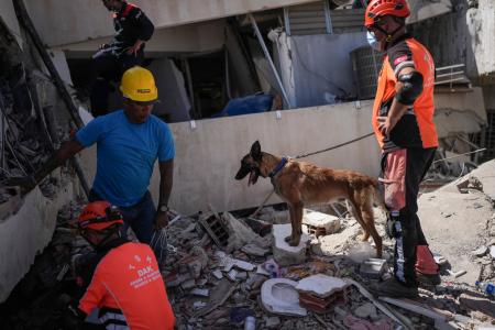 ２９日、地震の生存者を捜索するトルコからの救助隊＝ベネズエラ・ラグアイラ（ＡＰ＝共同）
