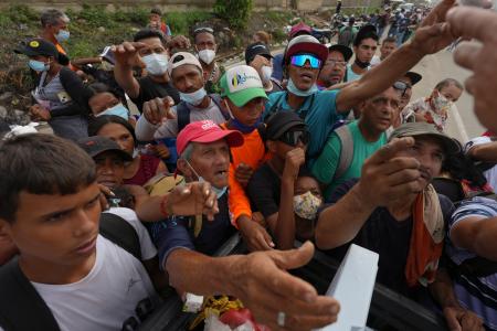 ベネズエラ・ラグアイラで、物資を受け取ろうとする人たち=6月30日(AP=共同)
