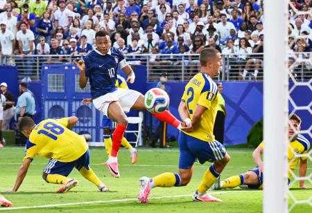 　フランス―スウェーデン　前半終了間際、先制ゴールを決めるフランスのエムバペ（左から２人目）＝ニューヨーク（ゲッティ＝共同）