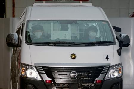 　送検のため、留置施設を出る倉本幹太容疑者を乗せた車＝１日午前８時３７分、広島市