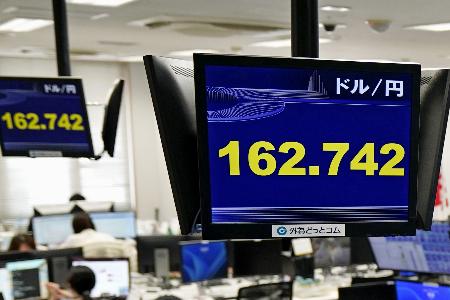 一時１ドル＝１６２円台後半を付けた円相場を示すモニター＝１日午前、東京都港区の外為どっとコム