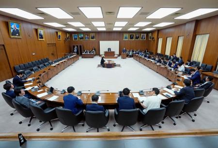 野党が欠席する中開かれた衆院特別委＝１日午前