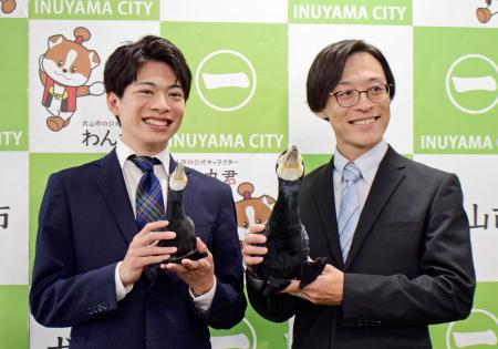 愛知県犬山市に「木曽川鵜飼」の鵜匠として採用された田原尚舞さん（右）と河村謙太さん＝１日午前、犬山市役所