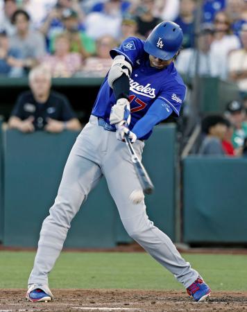 アスレチックス戦の4回、二塁へ内野安打を放つドジャース・大谷=サクラメント(共同)