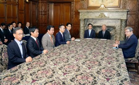 与党(右列)と野党5党の幹部と会談する森衆院議長(奥右)=1日午前、国会