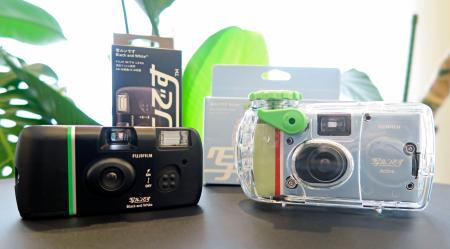 富士フイルムの使い切りカメラ「写ルンです」の新商品「ブラックアンドホワイト」（左）と「アクティブ」＝１日午後、東京都内