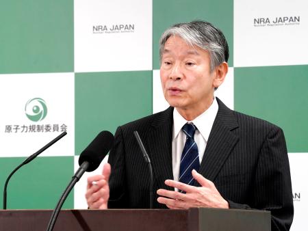 記者会見する原子力規制委の山中伸介委員長＝１日午後、東京都港区