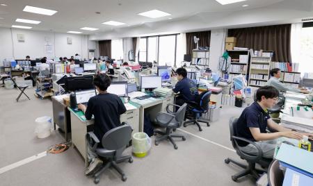 多くの応援職員が働く石川県穴水町役場の地域整備課＝６月