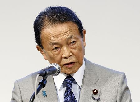 東京都内で開かれた会合であいさつする自民党の麻生副総裁=1日午後