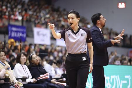 広島―長崎戦でＢ１史上初の女性主審を務めた北沢あや子さん＝２０２４年１２月、広島サンプラザホール（（Ｃ）Ｂ．ＬＥＡＧＵＥ提供）