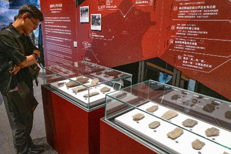 台湾・台南市の博物館で、鳥居龍蔵が採集した石器を見る来場者＝１日（共同）