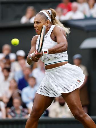 女子シングルス１回戦でプレーするセリーナ・ウィリアムズ＝ウィンブルドン（共同）