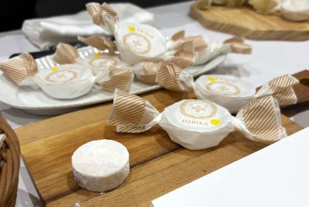 米粉で作られたスペインの伝統菓子「ポルボロン」＝１日午後、農水省