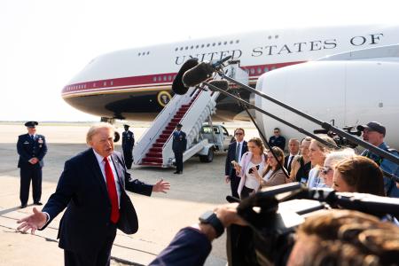１日、新たなエアフォースワンの搭乗前に記者団に話すトランプ米大統領＝ワシントン郊外のアンドルーズ空軍基地（ＡＰ＝共同）