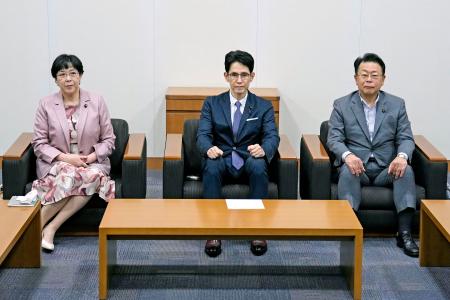 ３党合流に関する協議体の初会合に臨む（左から）立憲民主党の田名部幹事長、中道改革連合の階幹事長、公明党の西田幹事長＝２日午前、国会