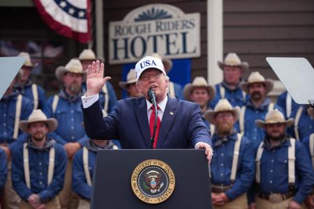 １日、米ノースダコタ州の野外劇場で演説するトランプ大統領（ゲッティ＝共同）