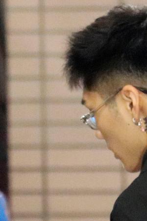 逮捕された小山義翔容疑者＝１日午前５時５５分、警視庁北沢署