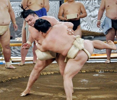 佐渡ケ嶽部屋に出稽古し、藤ノ川（手前）と相撲を取る霧島＝名古屋市
