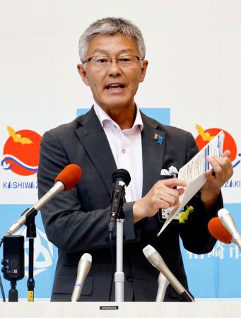 記者会見する新潟県柏崎市の桜井雅浩市長＝２日午前、柏崎市