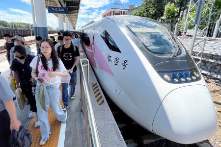中国の端午節の連休に、北京市郊外の駅へ到着した列車＝６月（共同）