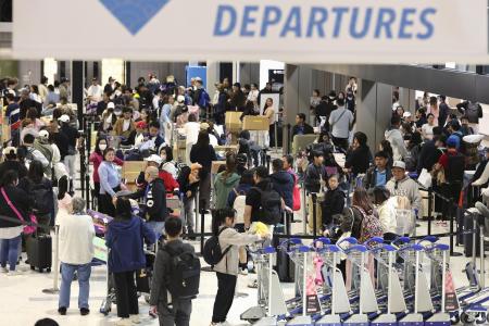 成田空港の国際線出発ロビー＝４月