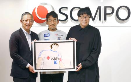 ＳＯＭＰＯホールディングスと「キャプテン翼」のパートナーシップ契約締結に伴う記者発表で、写真に納まる（左から）奥村幹夫社長、中田英寿さん、高橋陽一氏＝２日午後、東京都内