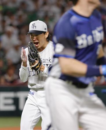６回、西武・ネビン（手前）を三ゴロに仕留め、手を叩いて声を上げるソフトバンク・大津＝みずほペイペイドーム