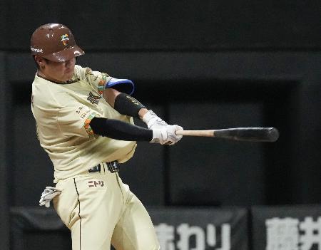 ５回日本ハム２死、吉田が左越えに本塁打を放つ＝エスコンフィールド